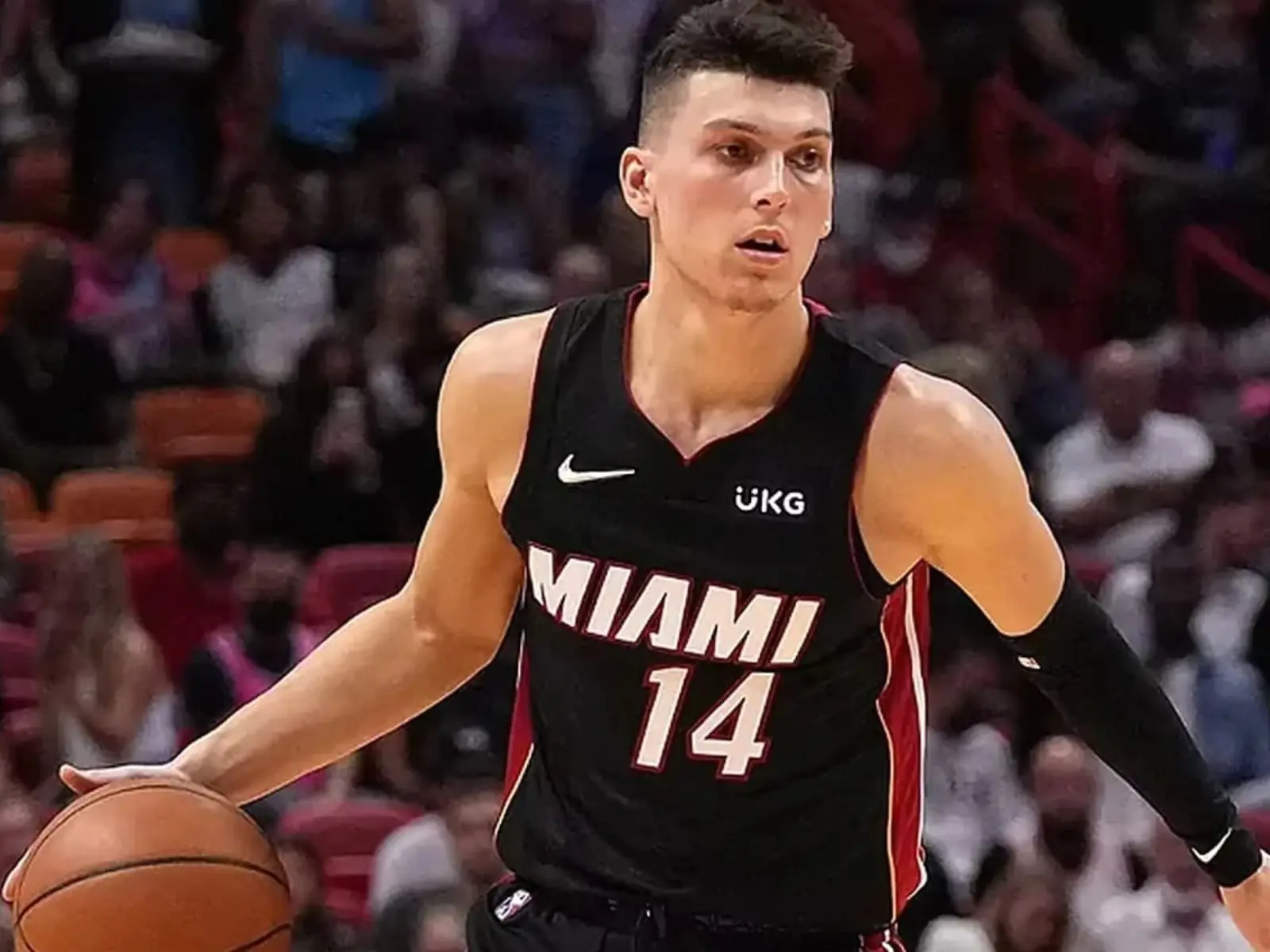 NBA／Tyler Herro 泰勒赫洛現身熱火主場，場邊穿搭遭球評吐槽：「太糟了！」