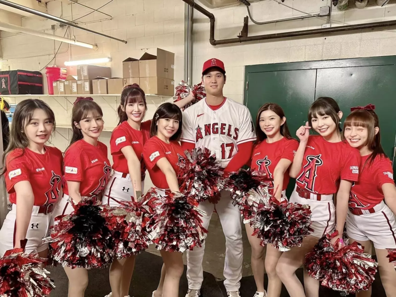 大谷翔平與樂天女孩合照握手，林襄興奮：「本人真的很高大！」