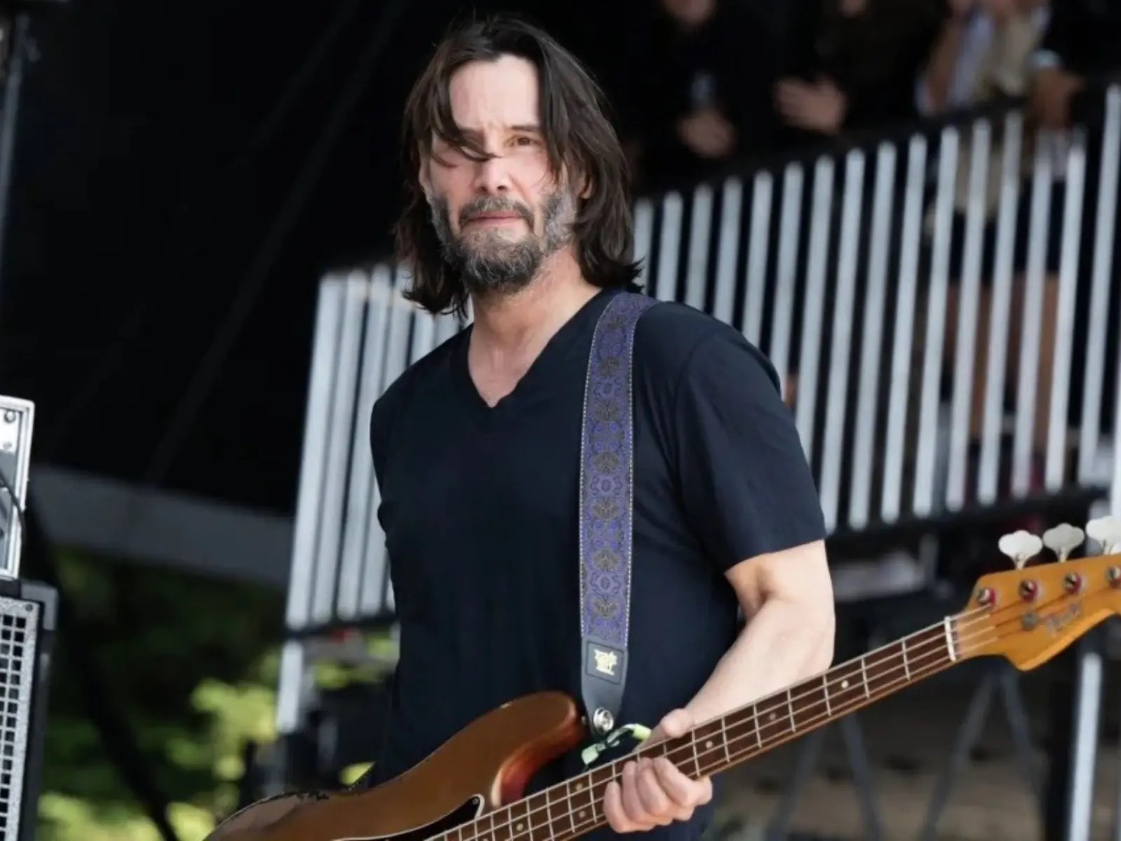 基努李維 Keanu Reeves 睽違 20 年重返樂壇，化身貝斯手登台演出引熱議！