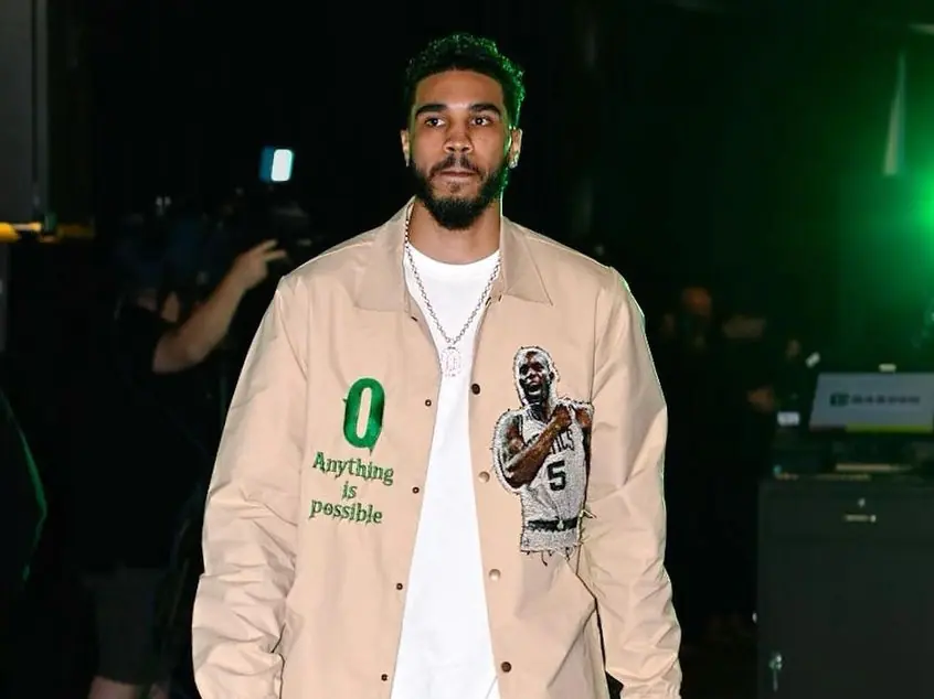 NBA／Jayson Tatum 穿上塞爾提克傳奇球星 Garnett 肖像、名言夾克，誓言拿下第七戰！