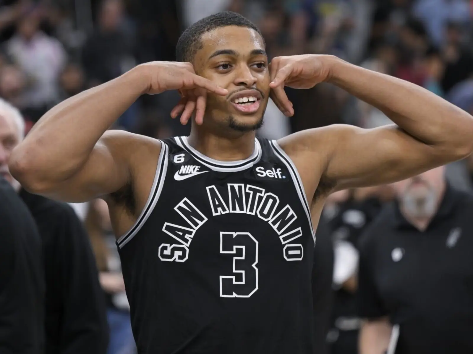 NBA／馬刺強森 Keldon Johnson 中國行表演灌籃竟連續 8 次失敗，球迷笑：「霍華德在跟你招手了！」