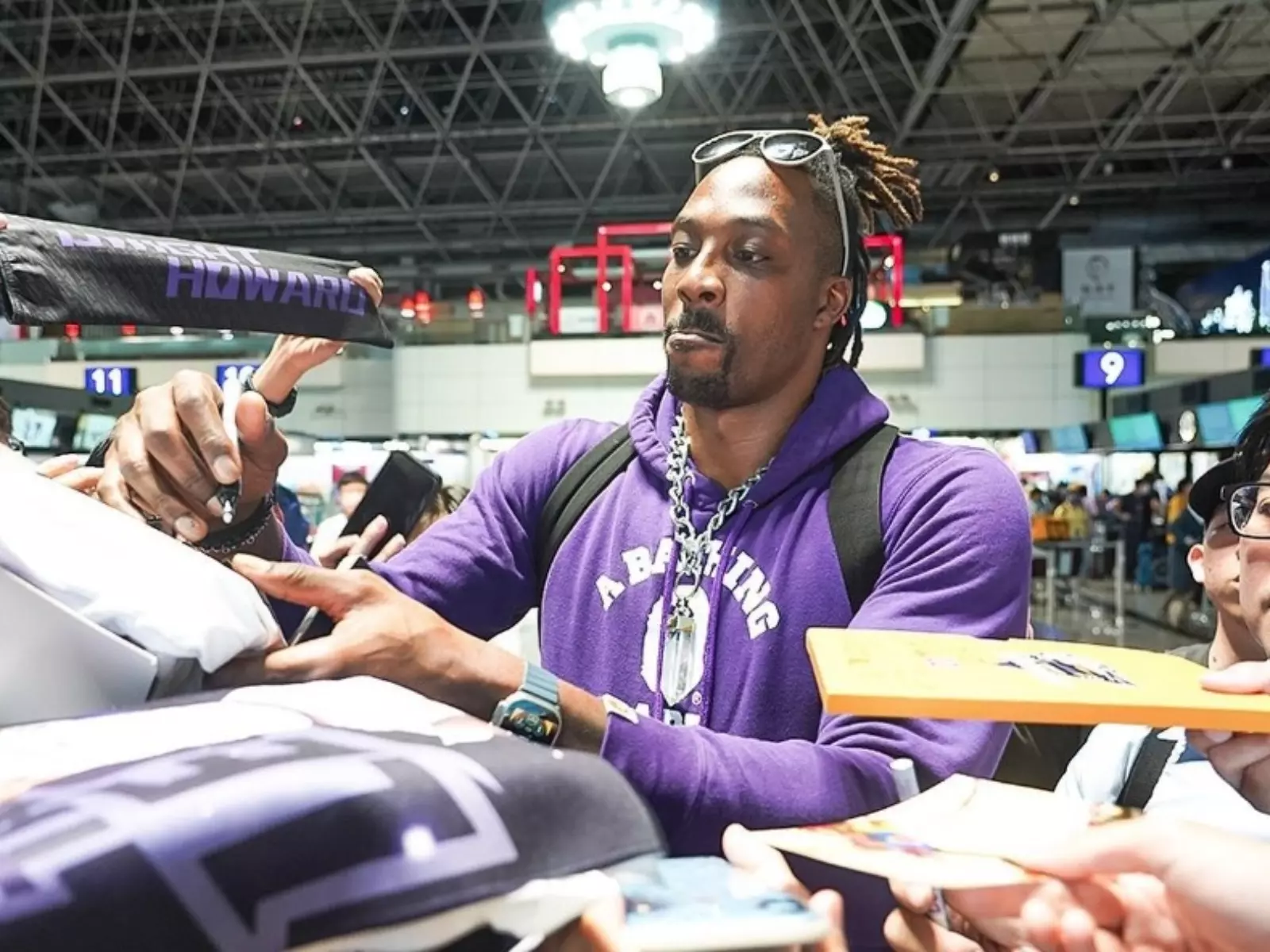 T1／「魔獸」霍華德 Dwight Howard 離台粉絲齊送機，眼眶泛紅哽咽道：「希望能回台打球！」
