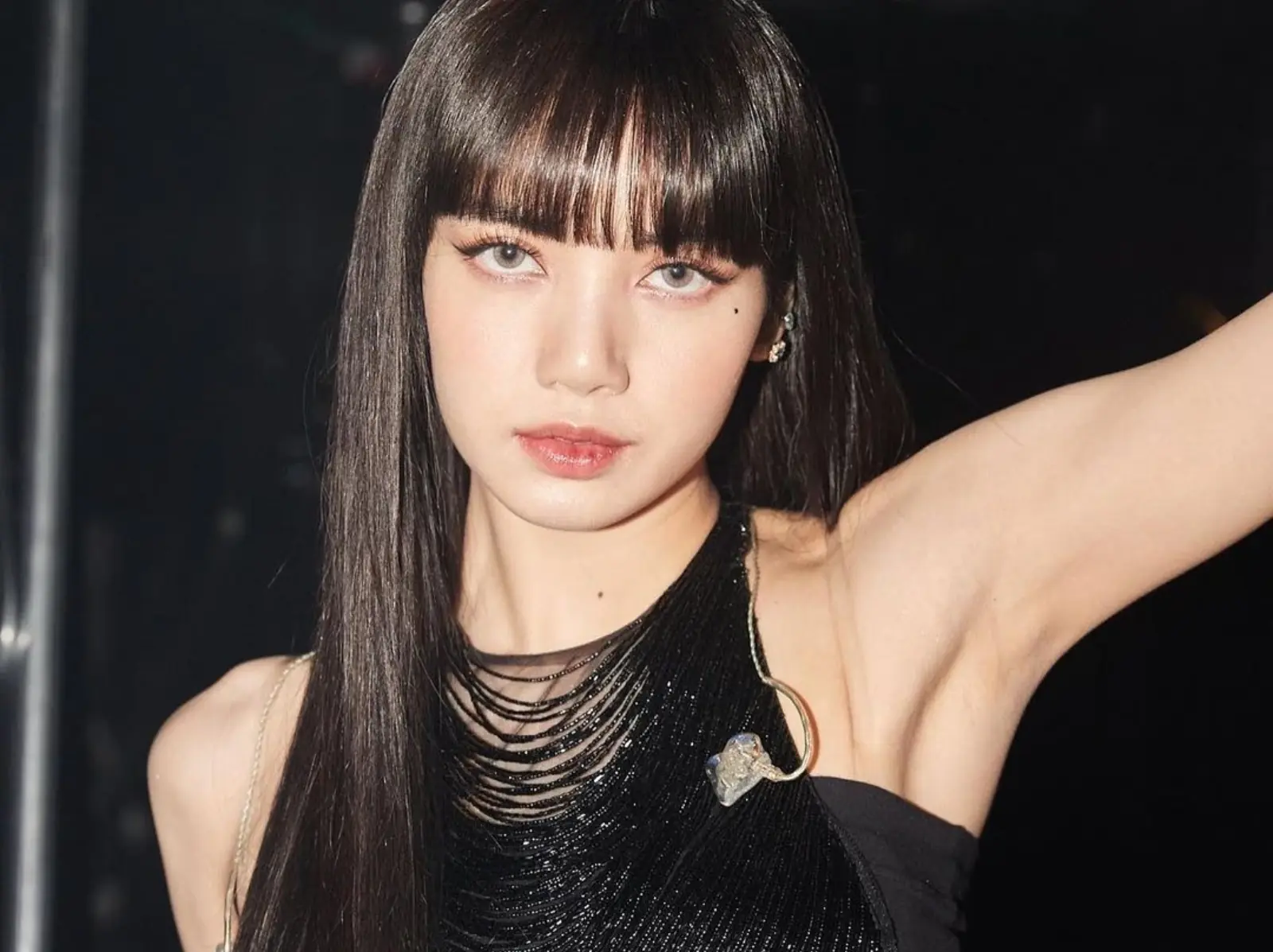 BLACKPINK Lisa 罕見動怒！「一舉動」保護 Jennie、Rosé 被偷拍！