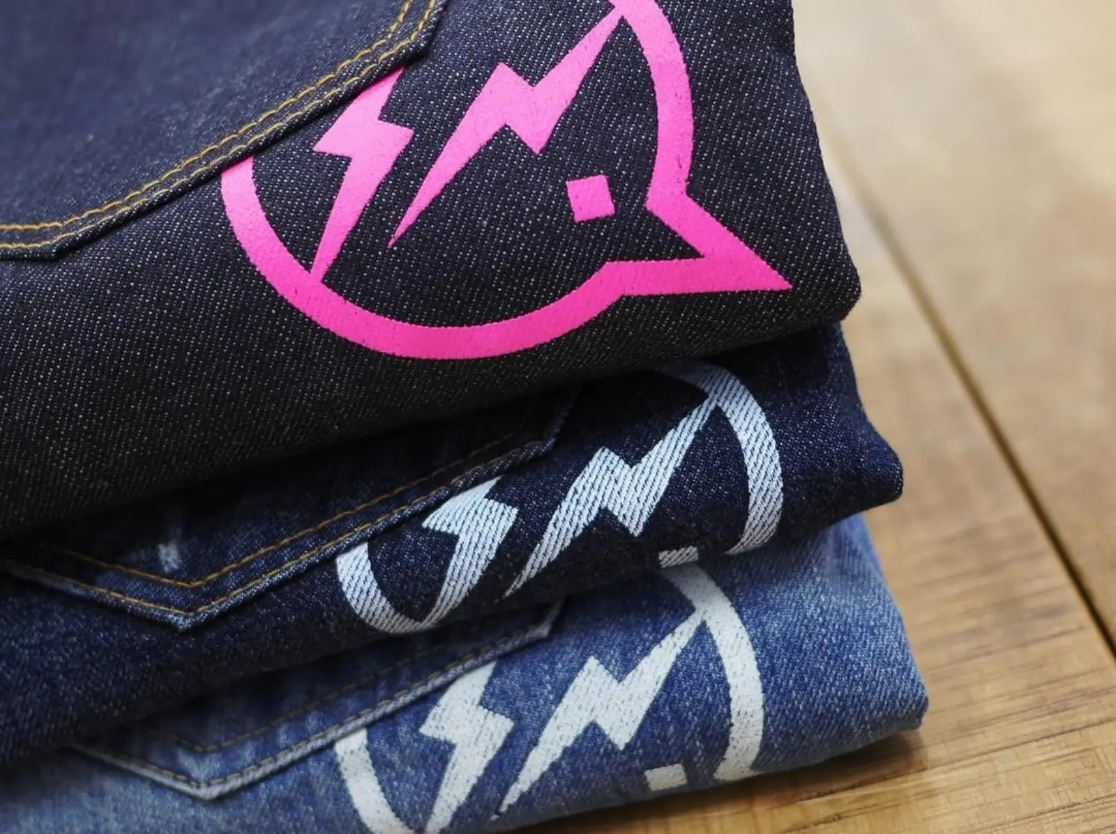Levi’s「閃電褲」、NEIGHBORHOOD 牛王等「經典潮流丹寧褲」穿搭，老潮人看完絕對秒流淚！｜【街頭型人潮會穿】