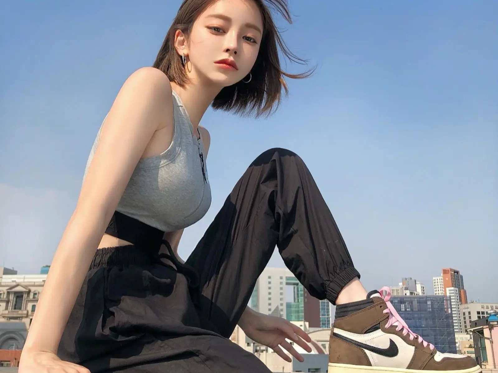 Nike x Travis Scott 「倒鉤球鞋正妹」盤點，不只球鞋香、各個顏值還超頂！｜【街頭型人潮會穿】