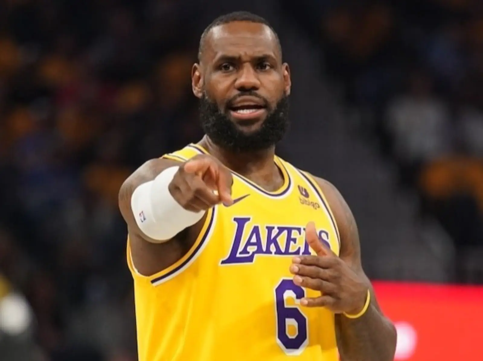 NBA／聯盟某 GM 呼籲詹皇 LeBron James 別為了厄文 Kyrie Irving 跟湖人起爭執：「忘記 Westbrook 的教訓了？」