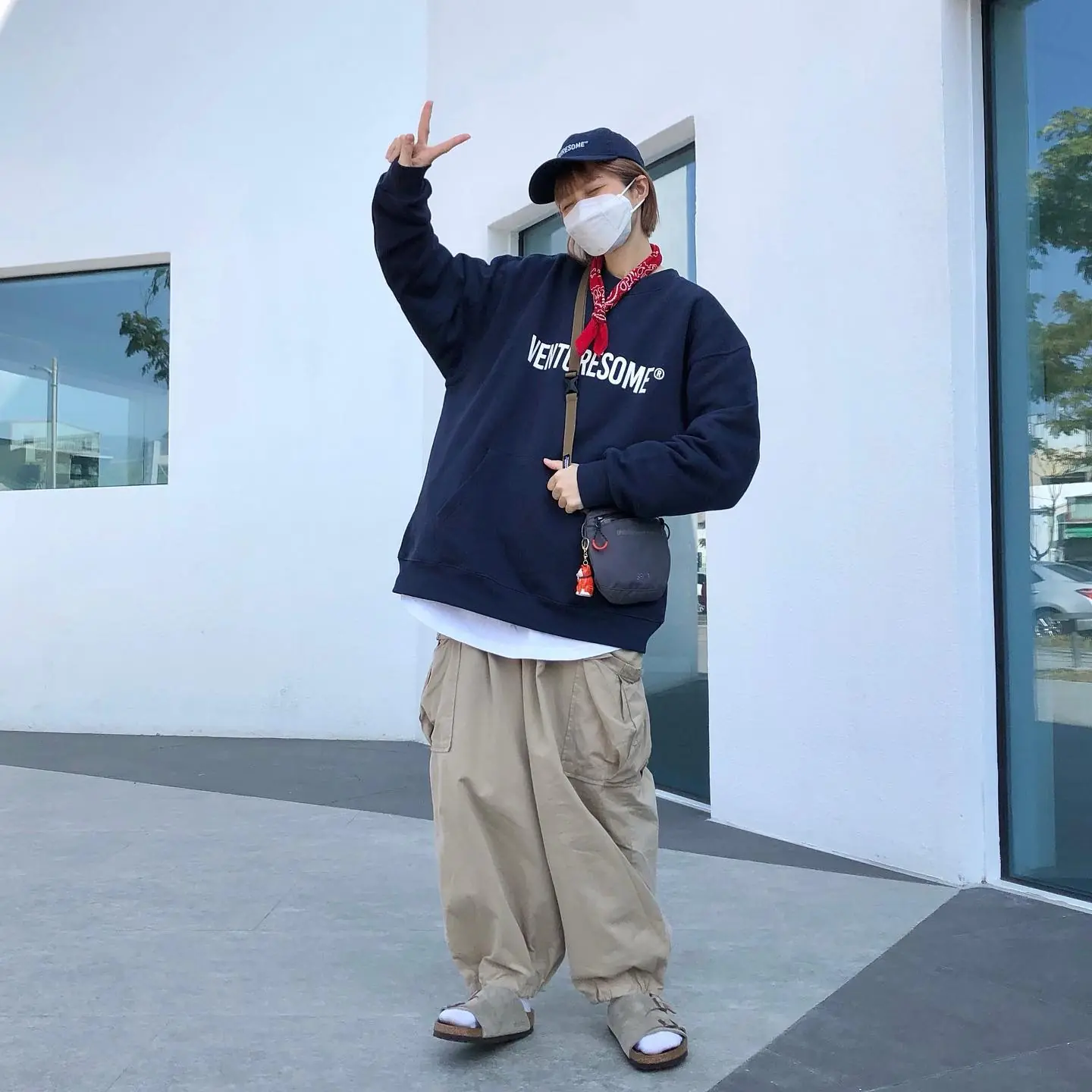 「涼拖鞋」穿搭推薦，無論晴天雨天這樣穿輕鬆有型！｜【街頭型人潮會穿】