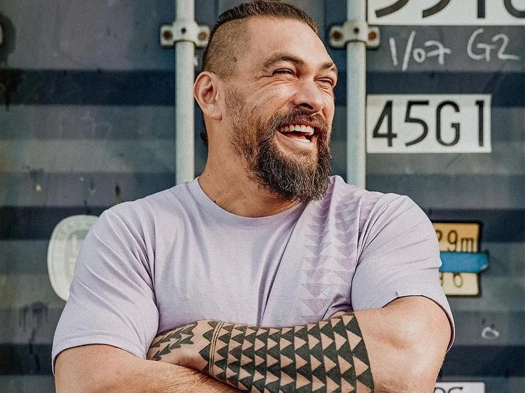 傑森摩莫亞 Jason Momoa 8 個刺青秘密：夏威夷守護神、把已故好友刺中指⋯背後故事超有愛！