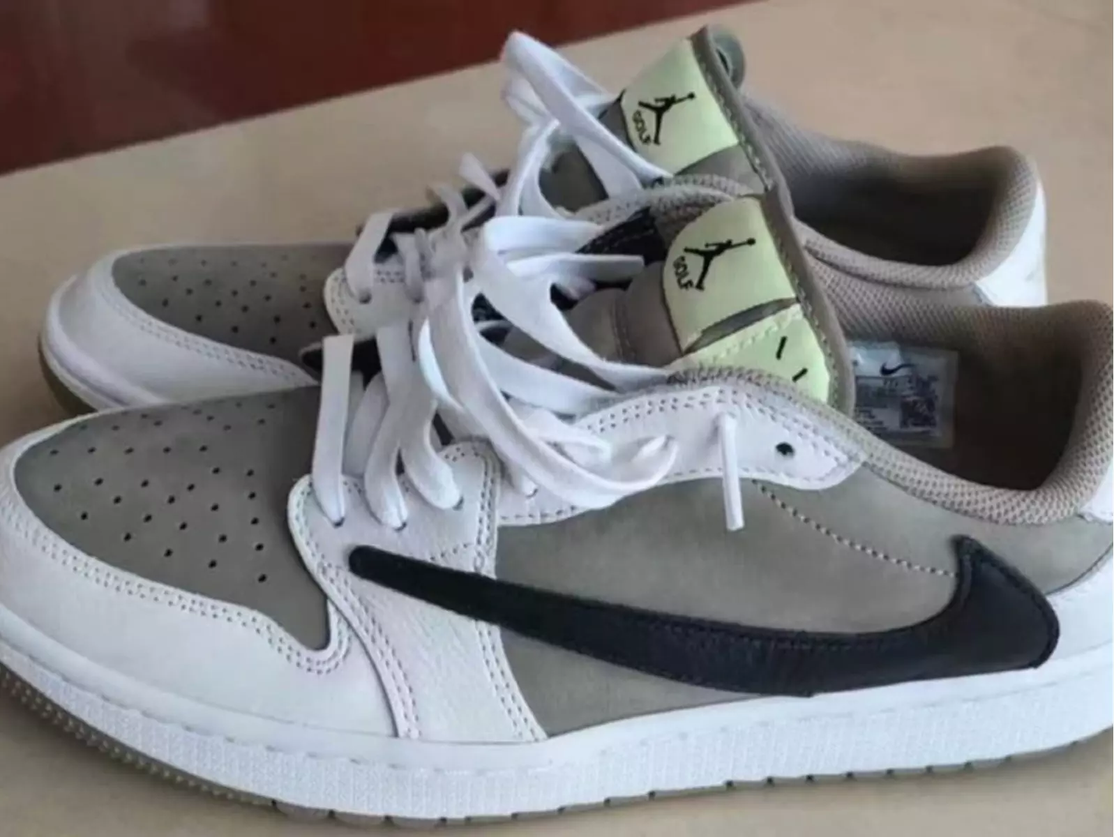 Travis Scott x Air Jordan 1 Low Golf 諜照無預警曝光，經典「倒勾」引鞋迷熱議！