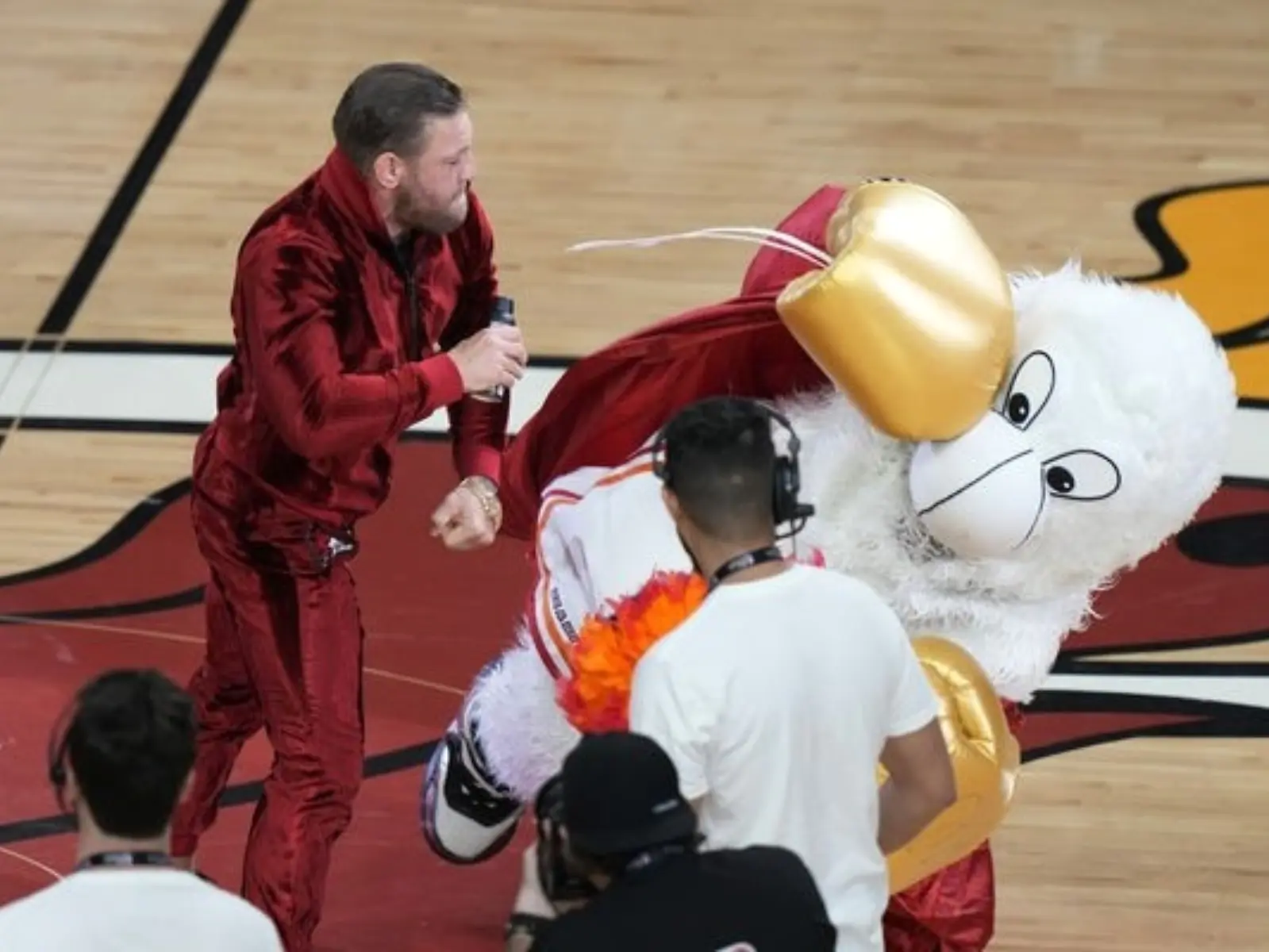 NBA／嘴砲康納 Conor McGregor 重拳 KO 熱火吉祥物送急診室，球迷怒：「永遠禁止他入場！」