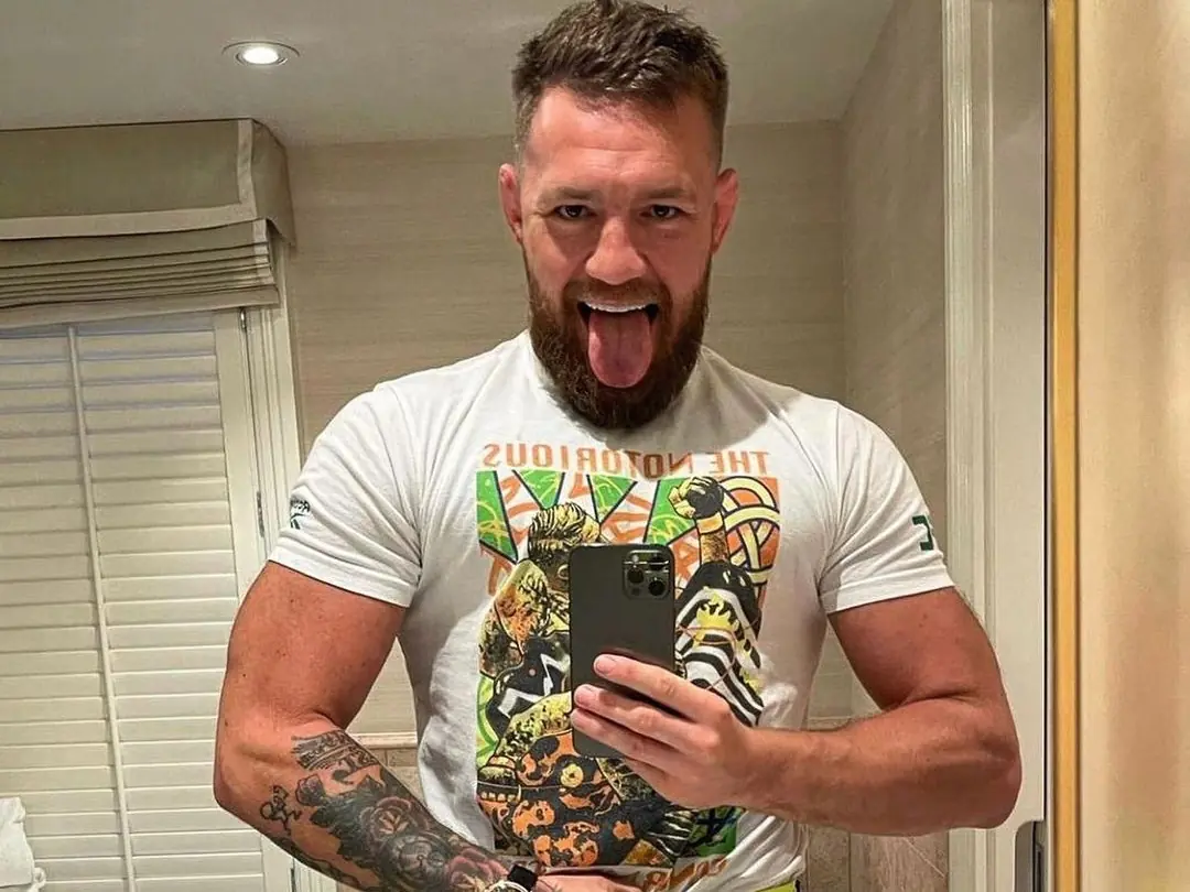 康納麥葛瑞格 Conor McGregor 7 個刺青秘密：胸前吃心臟大猩猩、腹部老虎刺青⋯這個竟是酒後亂刺！