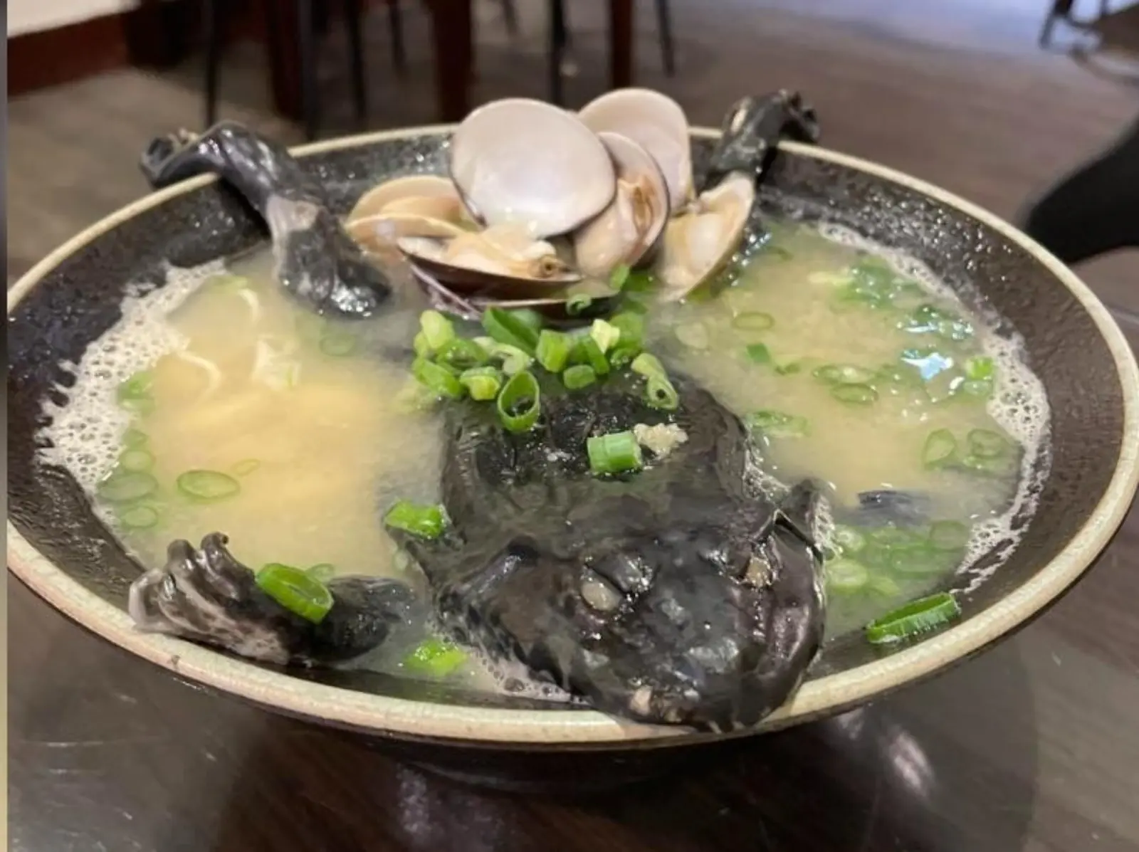 雲林拉麵店推出限定「蛙呀蛙呀蛙拉麵」，「整隻青蛙趴碗」比大王具足蟲還要猛！