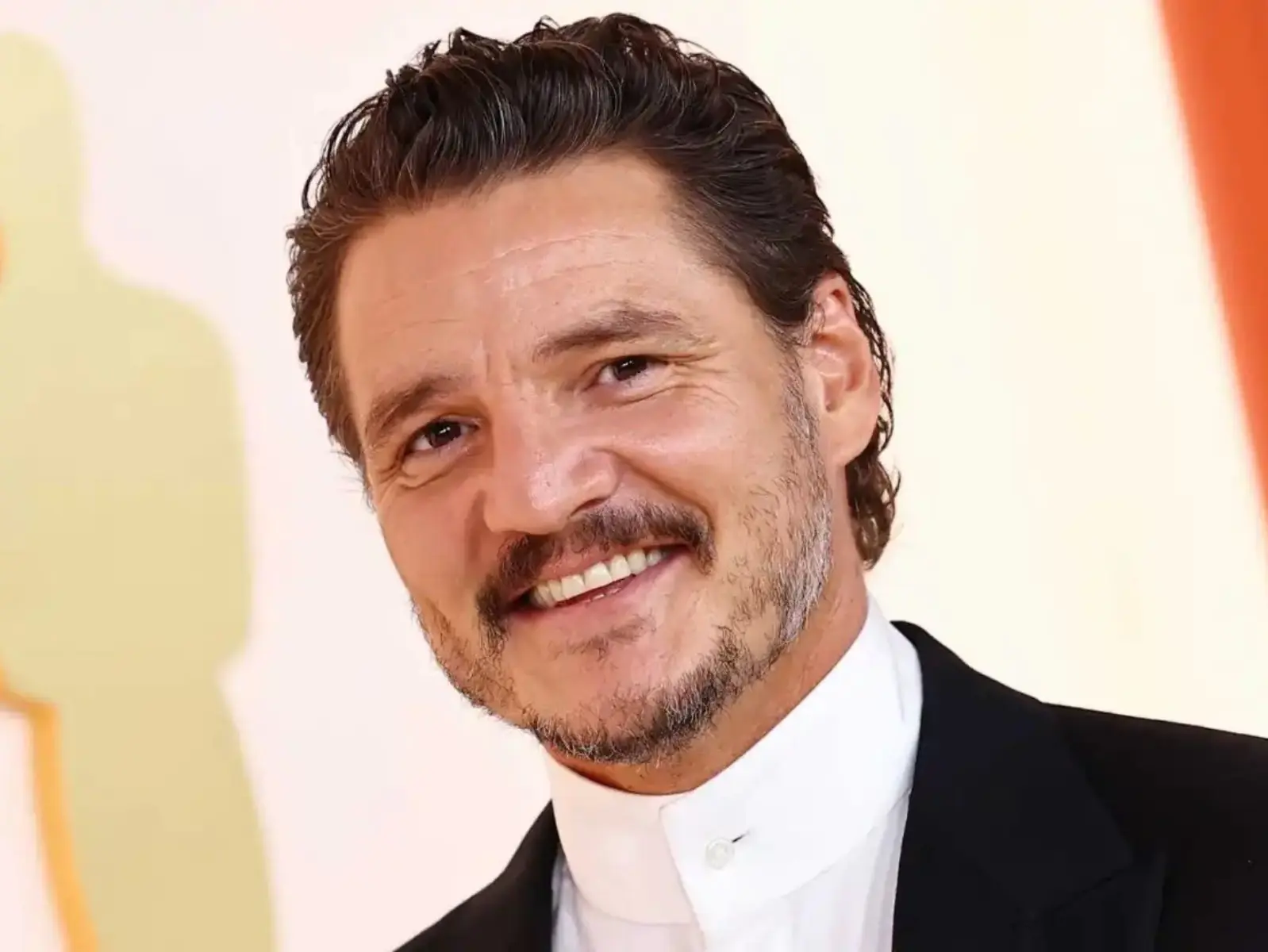 佩德羅帕斯卡 Pedro Pascal 搶車道，愛車下秒被吐口水直呼：「還以為是特效！」