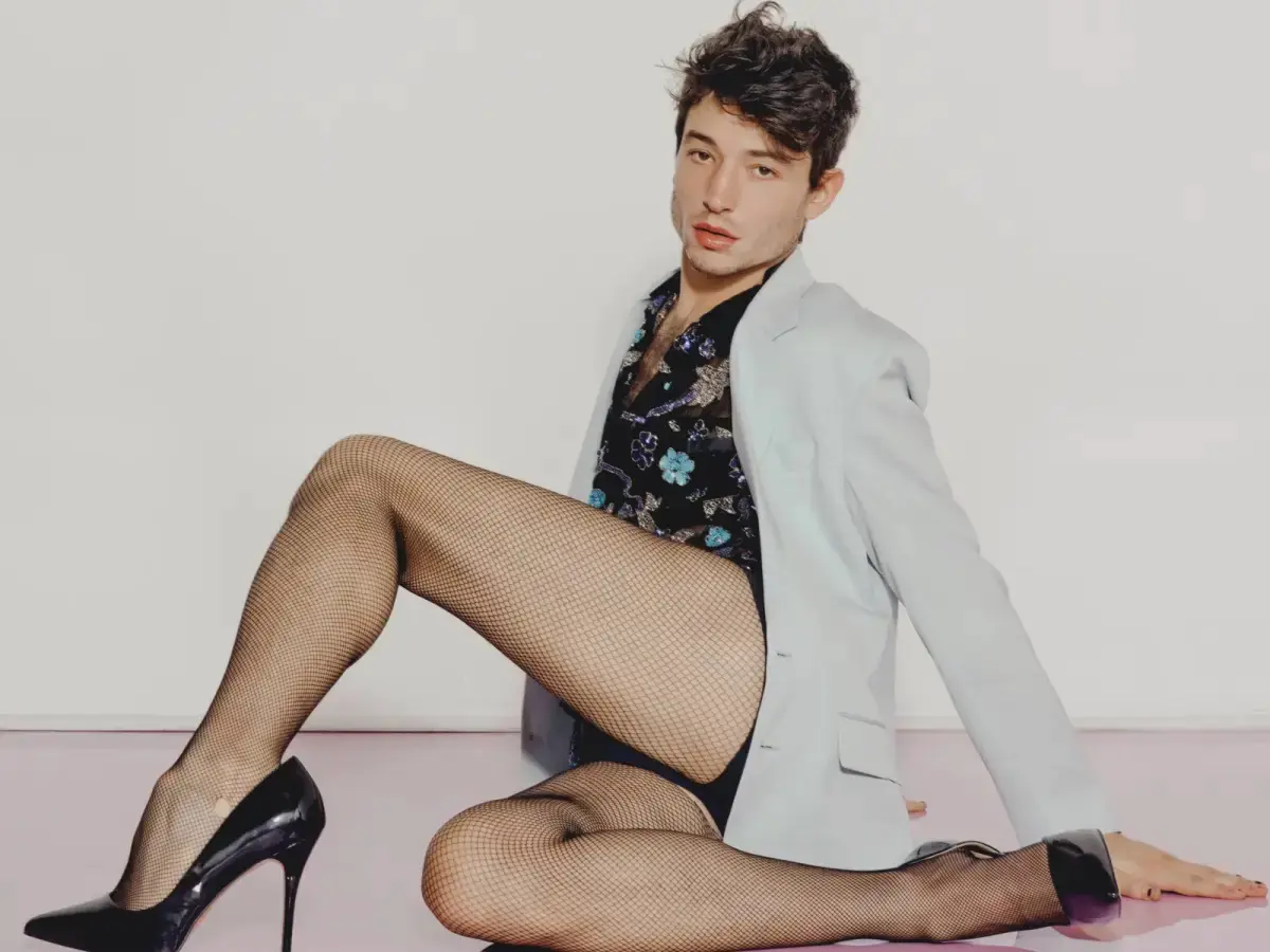 揭露伊薩米勒 Ezra Miller 10 件事：患有語言障礙、公開出櫃遭警告威脅⋯他到底經歷了什麼？