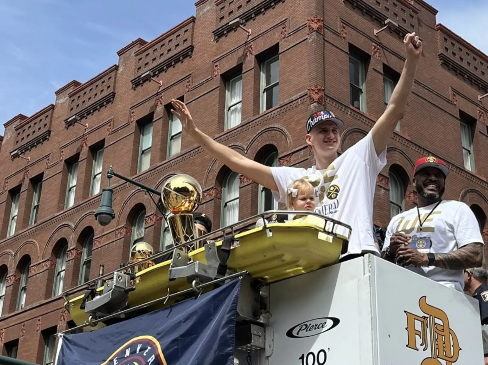 NBA／Nikola Jokic 參加冠軍遊行反悔不想回家：「我超想繼續待在丹佛！」