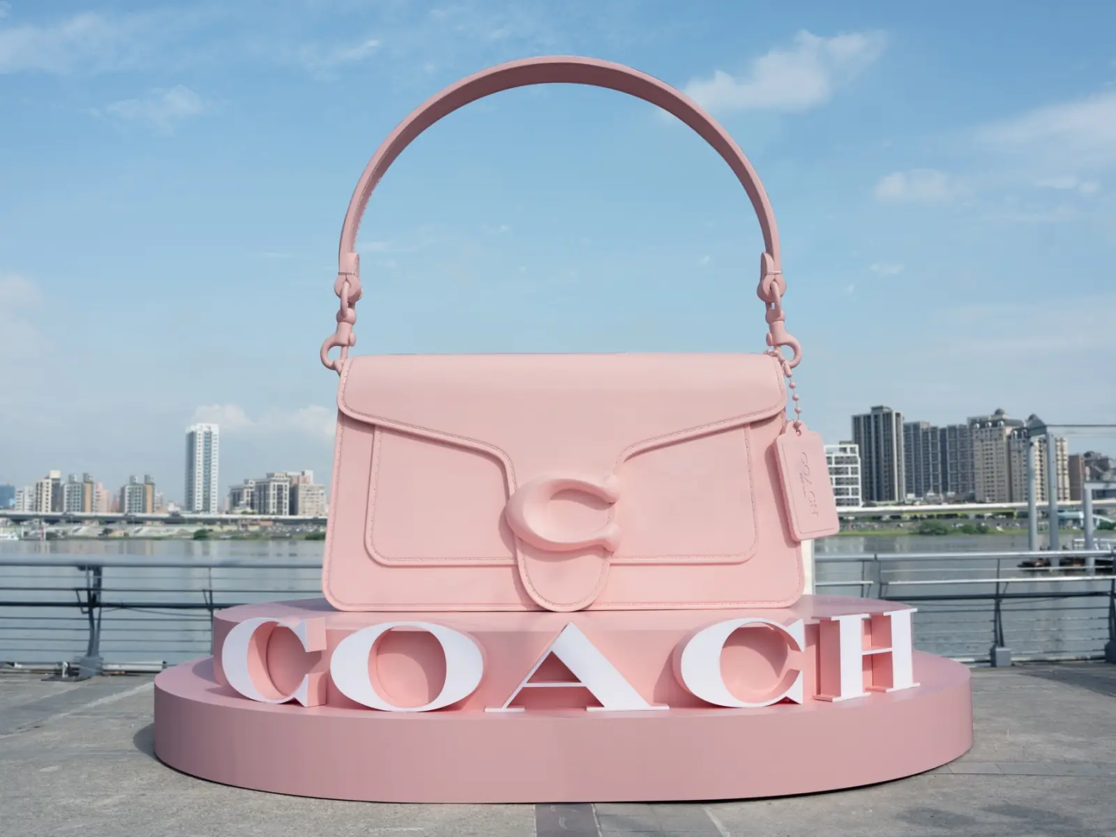 Coach於大稻埕展出限時巨型Tabby裝置藝術