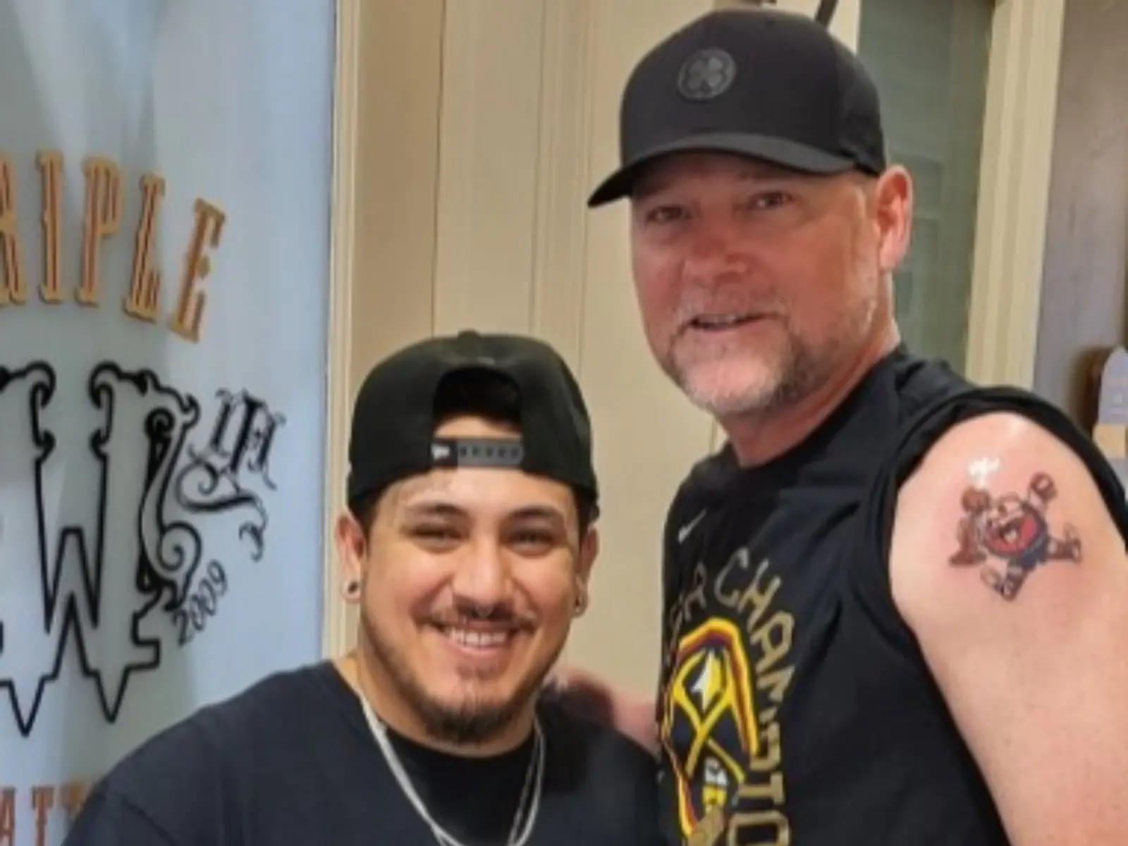 NBA／金塊總教練馬龍 Michael Malone 為慶祝奪冠，直接在手臂刺上球隊前吉祥物！