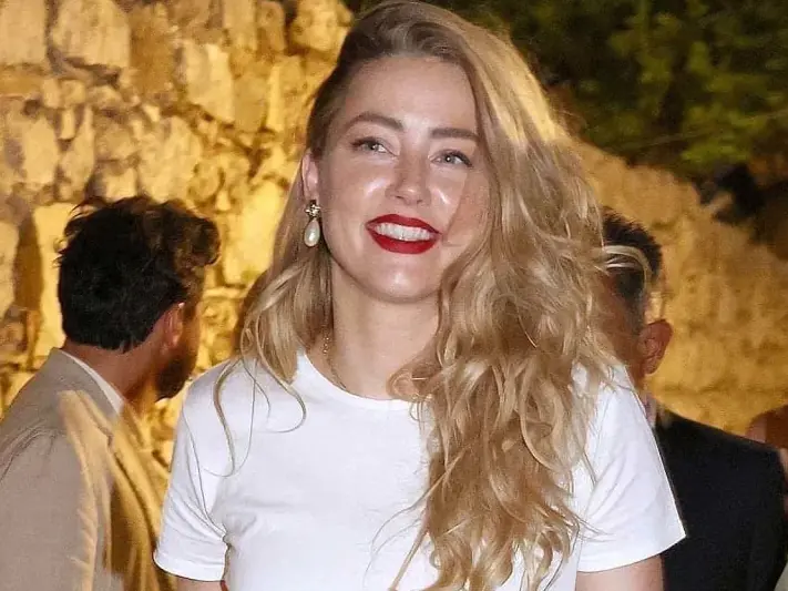 安柏赫德 Amber Heard 帶新作《In the Fire》出席首映，露迷人燦笑引發熱議！