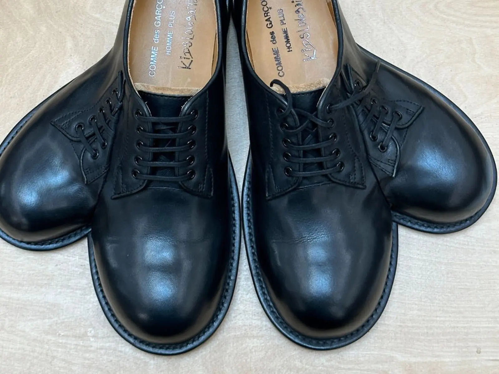 Louis Vuitton、Rick Owens 等 2024 春夏男裝周「奇特外型鞋履」盤點，雙頭鞋是未來爆款？