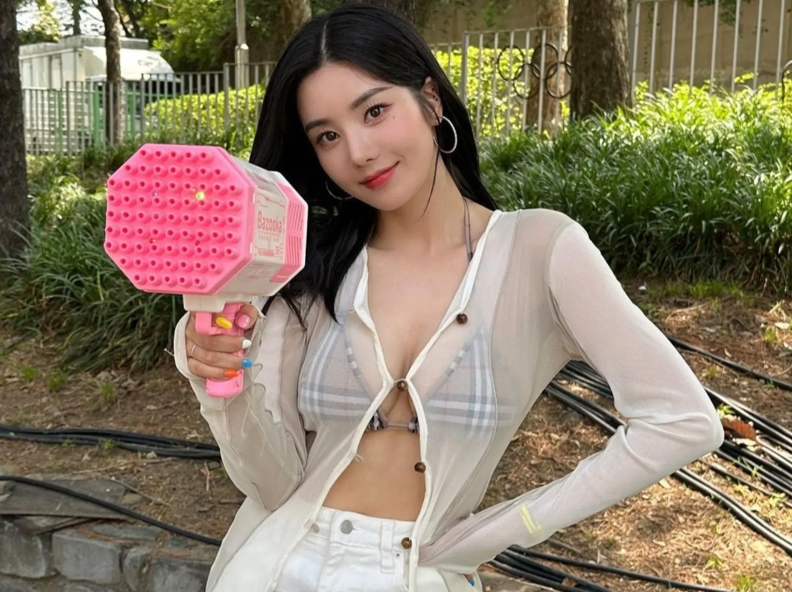 起底 IZ*ONE 權恩妃 10 件事！三度出道、天使臉蛋魔鬼身材、跟 Jennie 比拼 CK 代言人？