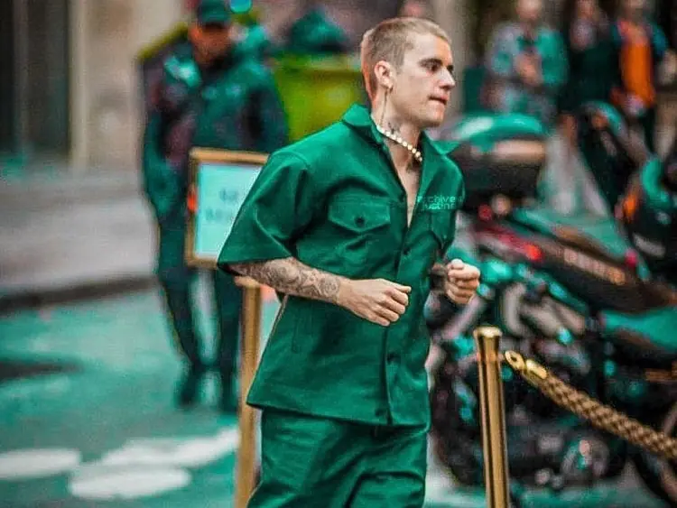 小賈斯汀 Justin Bieber 都跟上的「多巴胺穿搭」，絕對是今年夏天不能錯過的穿衣風格！｜【穿搭筆記】