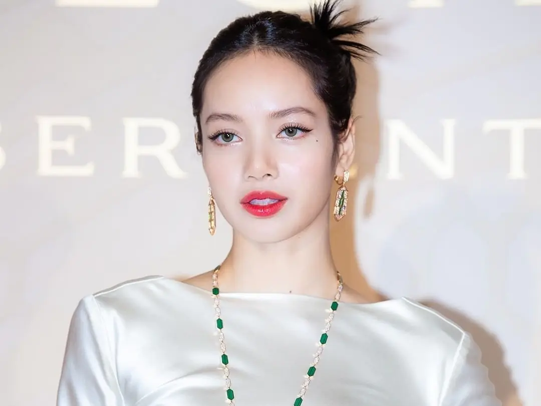 BLACKPINK Lisa 瀏海掀開了！3 大高額頭修飾技巧，學會也能像她一樣正！