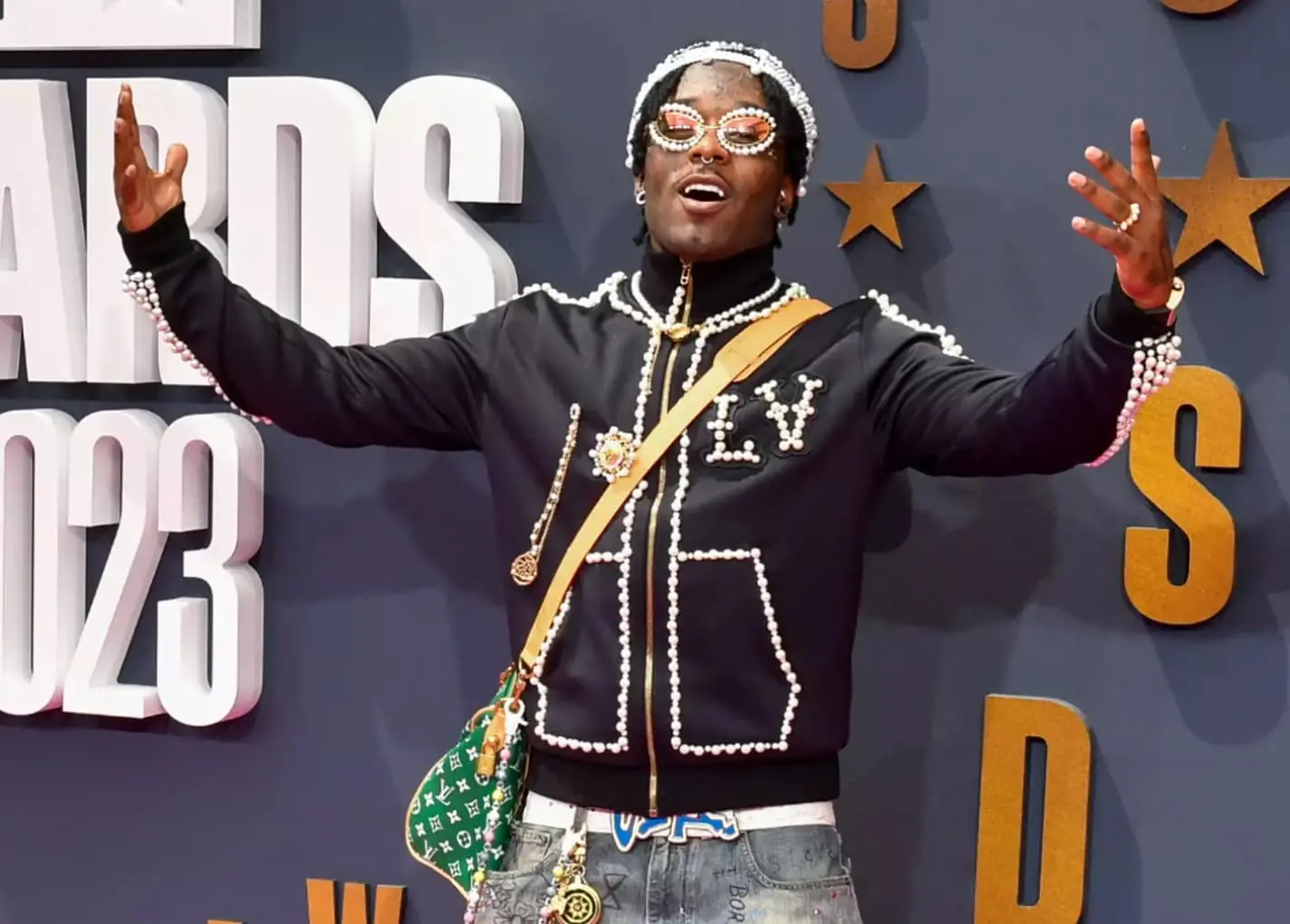 Lil Uzi Vert 頒獎典禮上與 Ice Spice 調情，遭女友狠砸手機還當場離席！