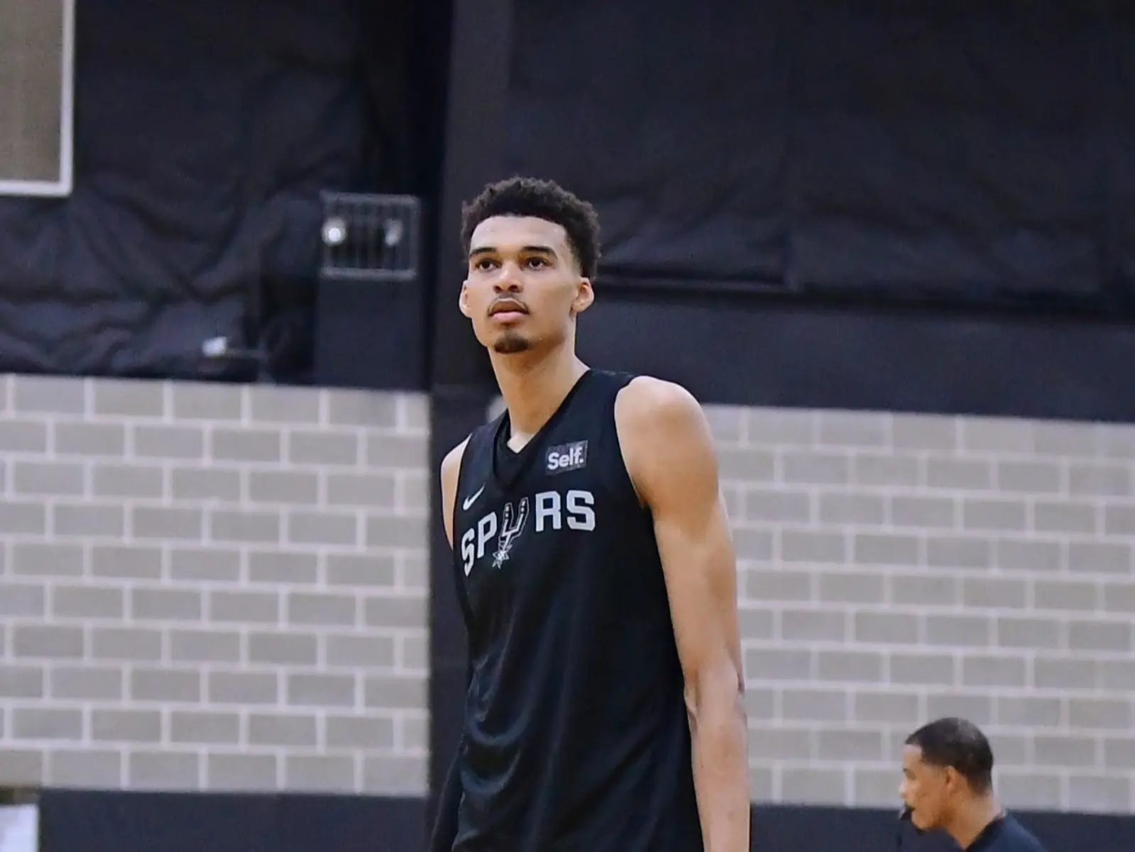 NBA／小甜甜布蘭妮被 Wembanyama 保鑣「打巴掌」氣到報案，斑馬正式回應了！