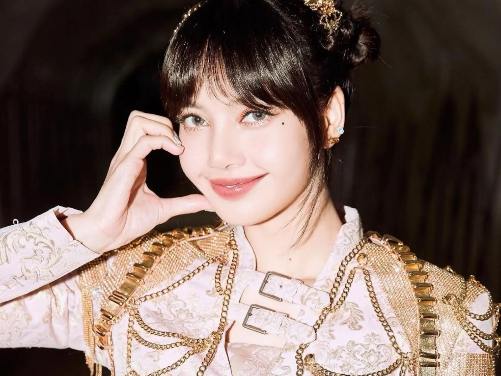 BLACKPINK Lisa 傳出與世界首富兒子秘戀 Ing，兩人被拍到在巴黎甜蜜相約！