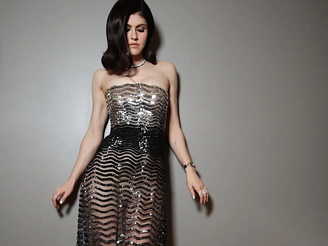 亞歷珊卓妲妲里奧 Alexandra Daddario 穿透視裙，若隱若現神秘地帶引熱議！