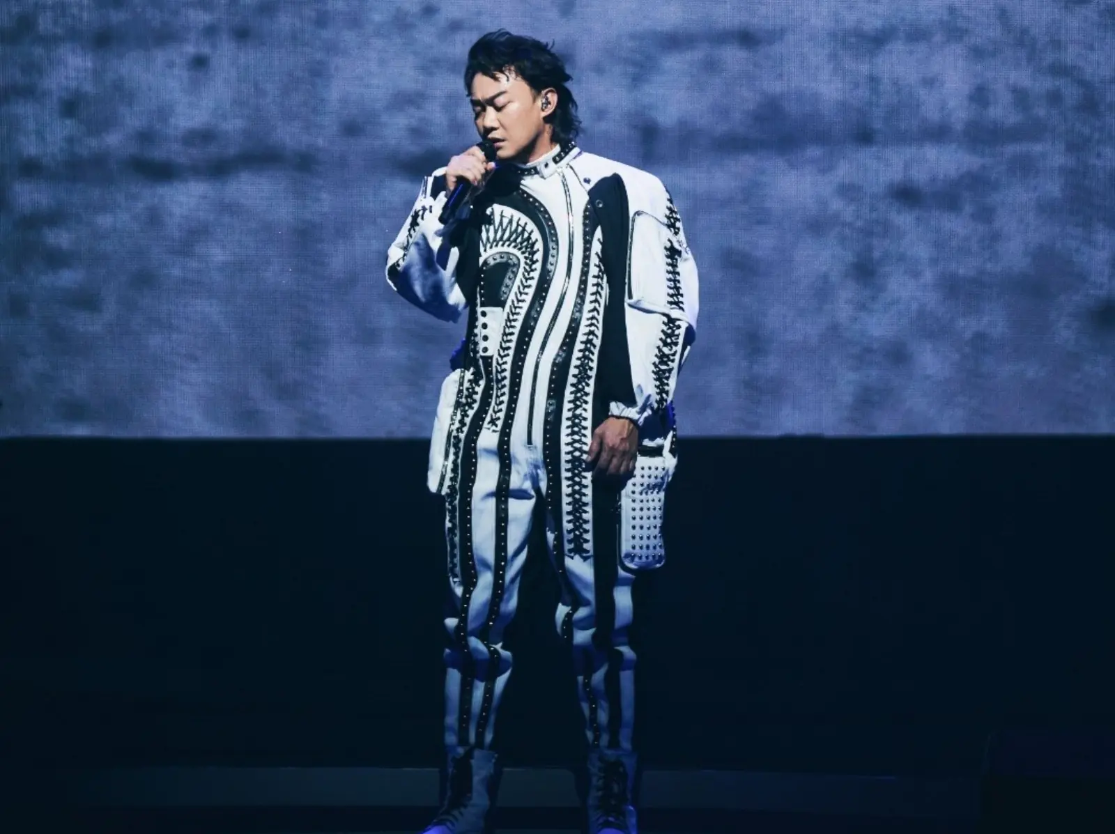 陳奕迅演唱會必看亮點！〈十年〉、〈你的背包〉等懷舊安可曲、幽默金句語錄嗨翻全場！