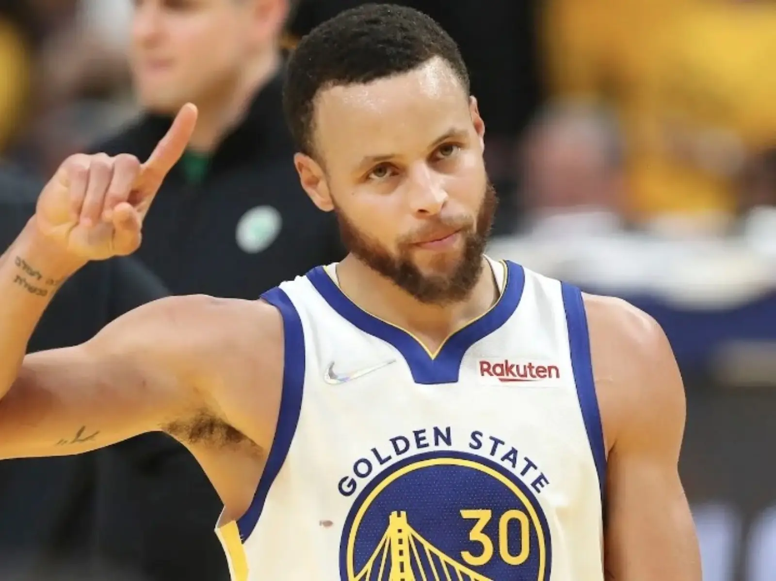 NBA／柯瑞 Stephen Curry 高爾夫球獎盃當酒杯暢飲，球迷熱議：「先預祝明年總冠軍？」