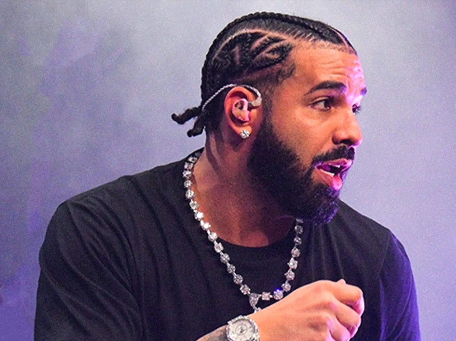 饒舌天王 Drake 忘我親吻女饒舌歌手 Sexyy Red，直喊：「遇見真命天女！」