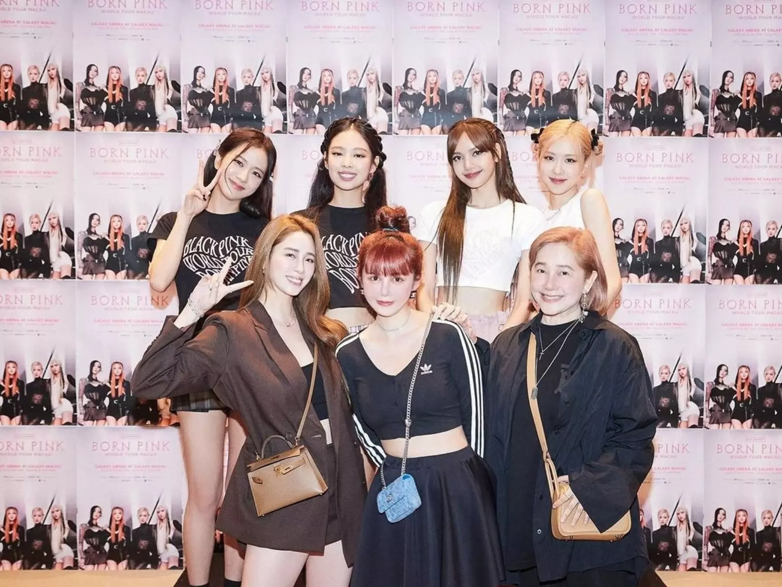 歐陽妮妮曬出與 BLACKPINK 同框合照，短短一天就吸引超過 2 萬粉絲羨慕按讚！