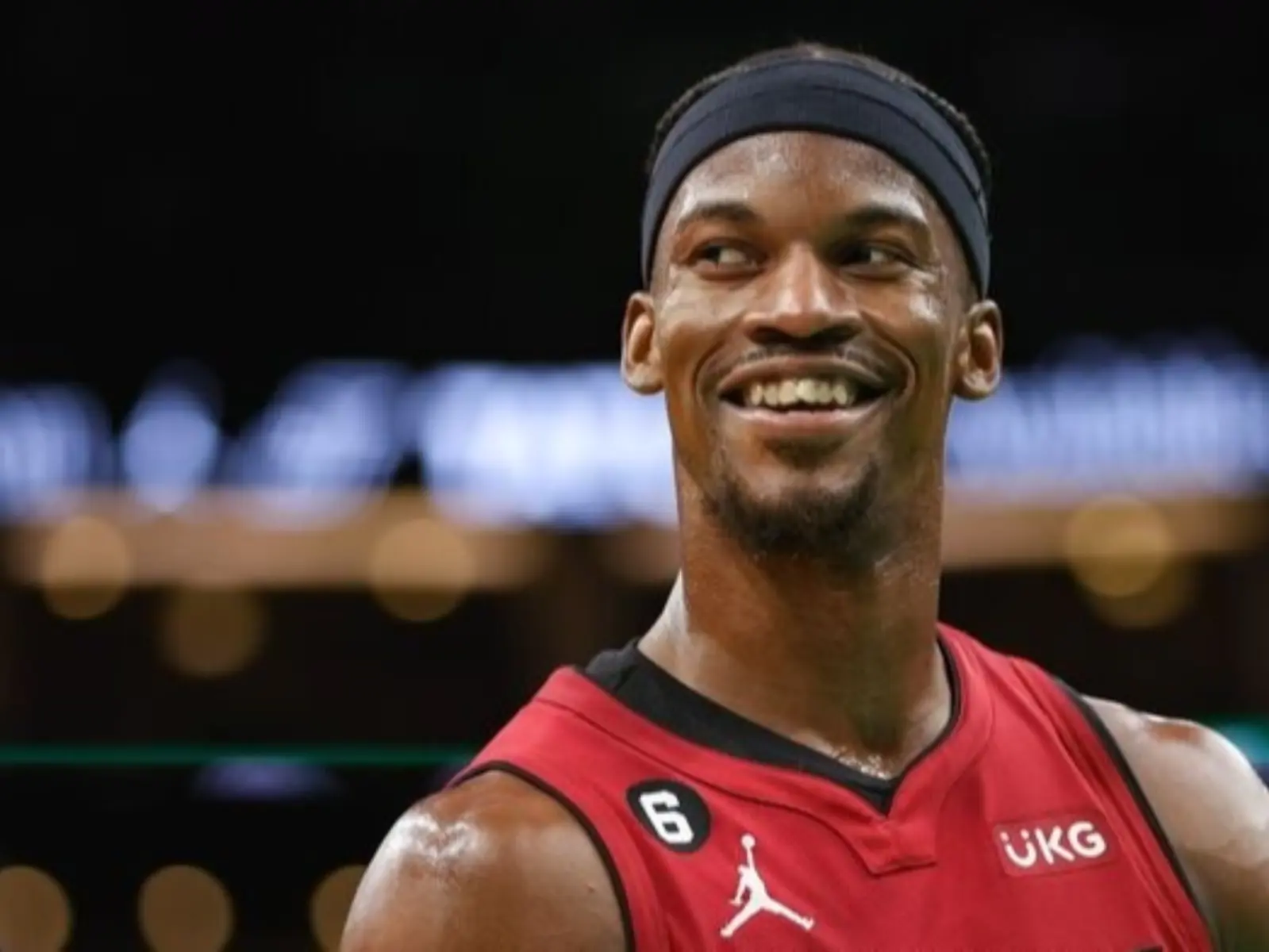 NBA／Jimmy Butler 賣「大臉咖啡」不給小妹妹優惠，甚至故意漲價引發網友熱議！