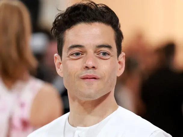 雷米馬利克 Rami Malek 爆出和《王冠》艾瑪科林熱戀中，約會親吻互動引發熱議！