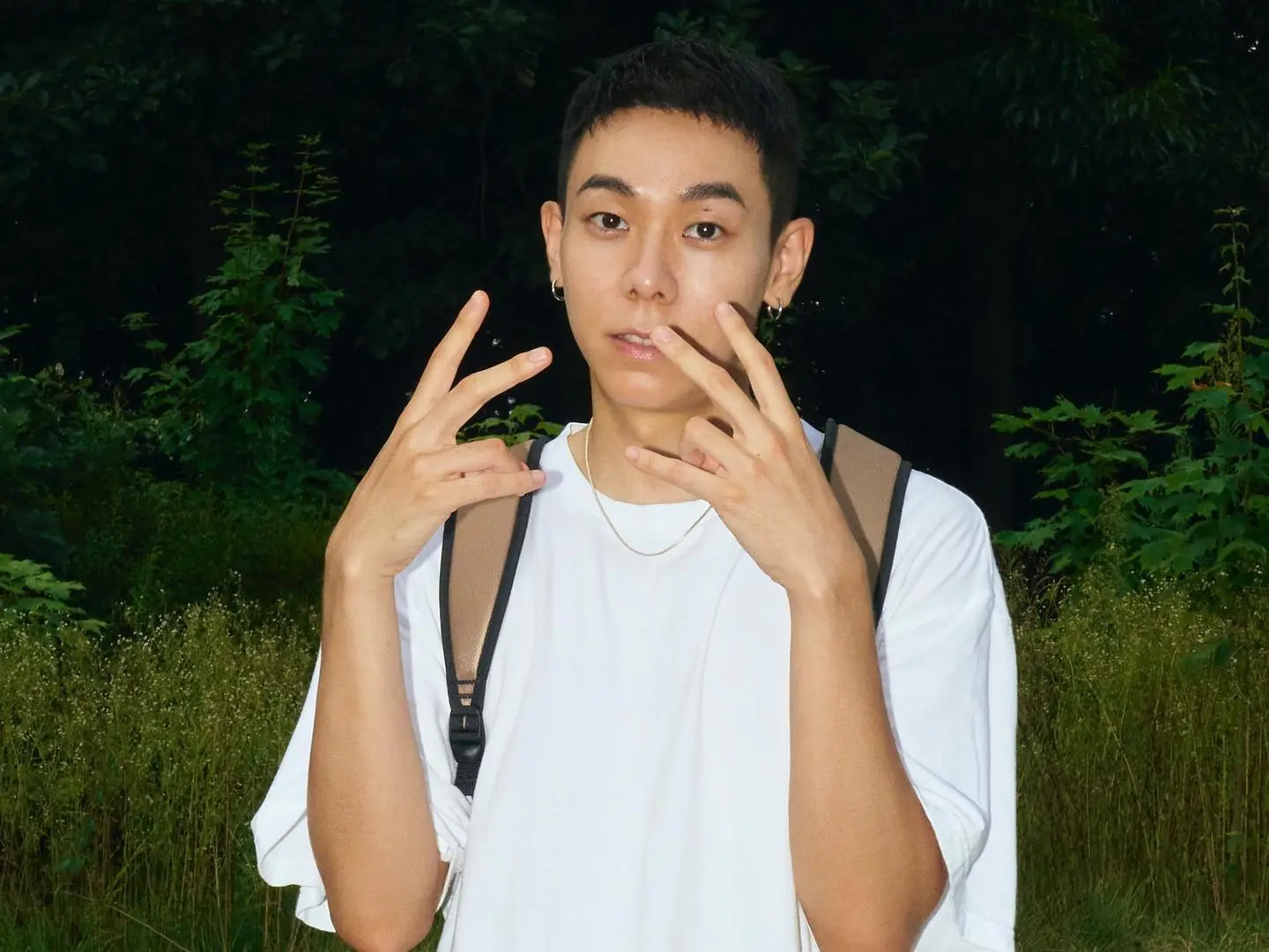 韓國饒舌歌手 LOCO 八件事認識他，與 MAMAMOO 華沙是「音樂圈超甜螢幕 CP」！