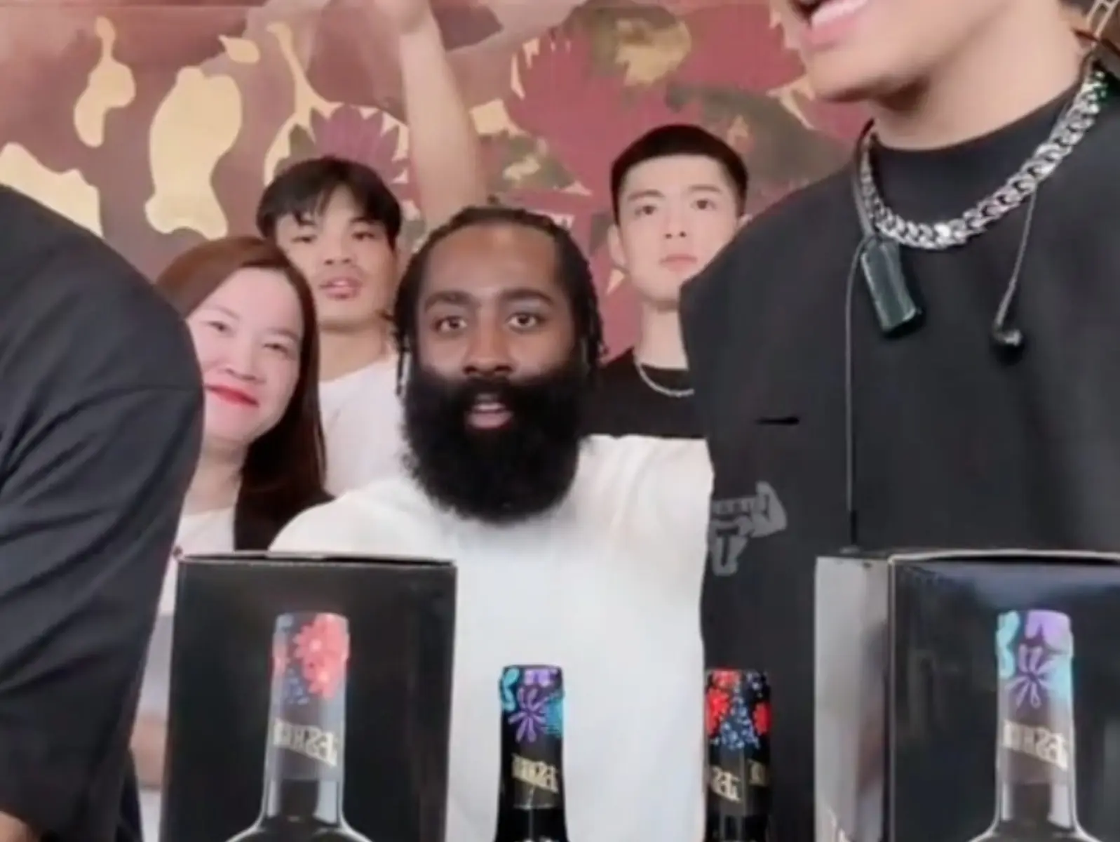 NBA／ James Harden 合體中國直播主「小楊哥」，萬瓶紅酒秒賣光讓他嗨到翻跟斗！