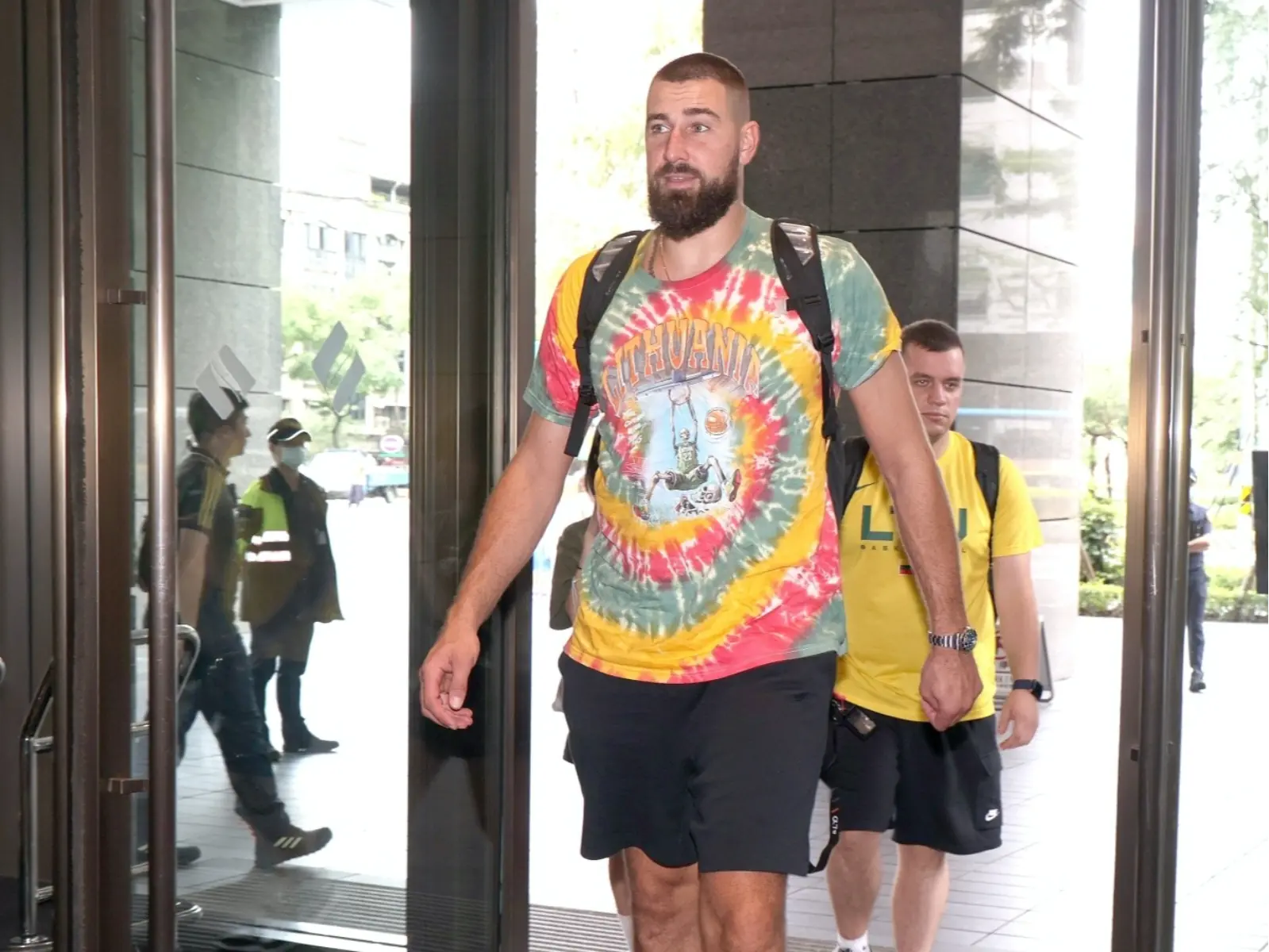 NBA 鵜鶘球星 Jonas Valanciunas 率立陶宛正式抵台，FIBA 世界盃熱身賽新莊開打！