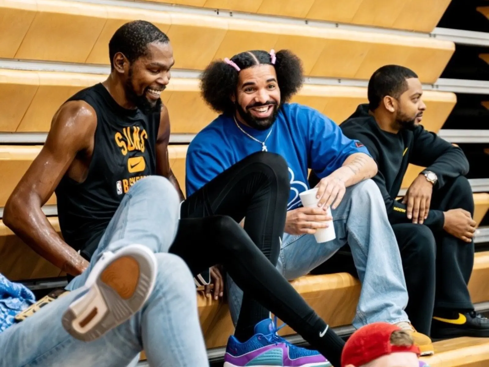 Drake 現身球館觀賞 KD、Trae Young 練球，前衛「新髮型」意外成為焦點！