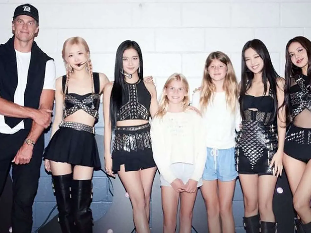 NFL 湯姆布雷迪 Tom Brady 曬 BLACKPINK 合照，玩笑寫道：「我是新成員！」