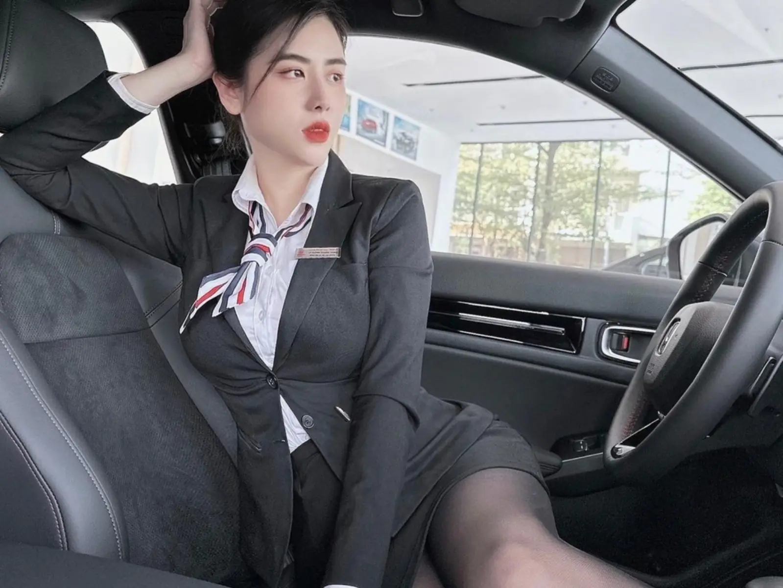 越南正妹汽車銷售員OL黑絲襪套裝太惹火！Honda 熱銷原因曝光？【野生抓正妹】