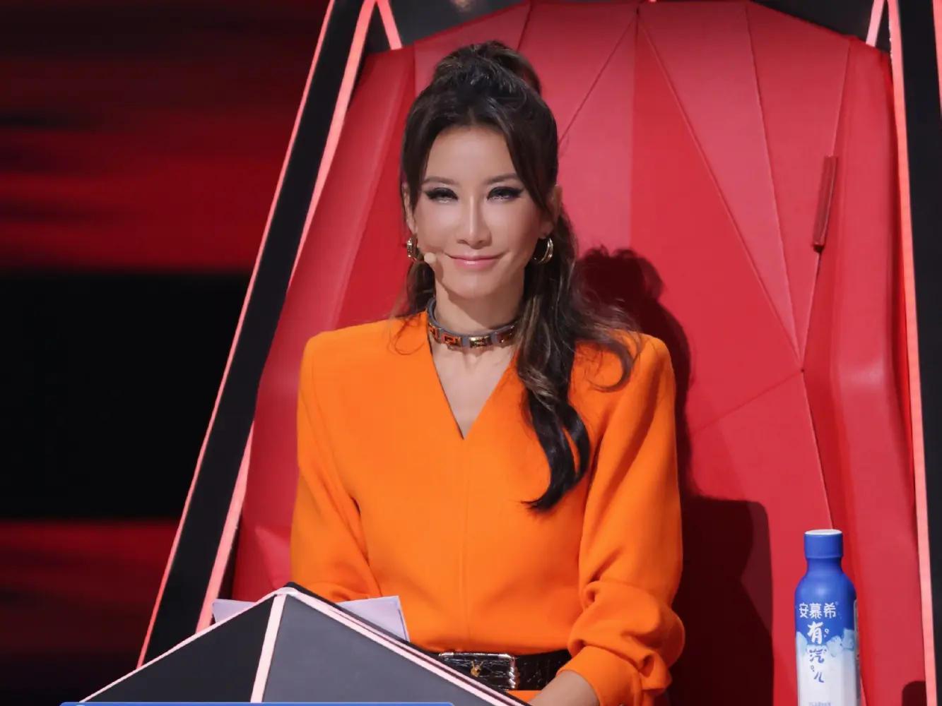 《中國好聲音》不只辱罵李玟 Coco，參賽者出面爆料：「節目成員人設都是假的！」
