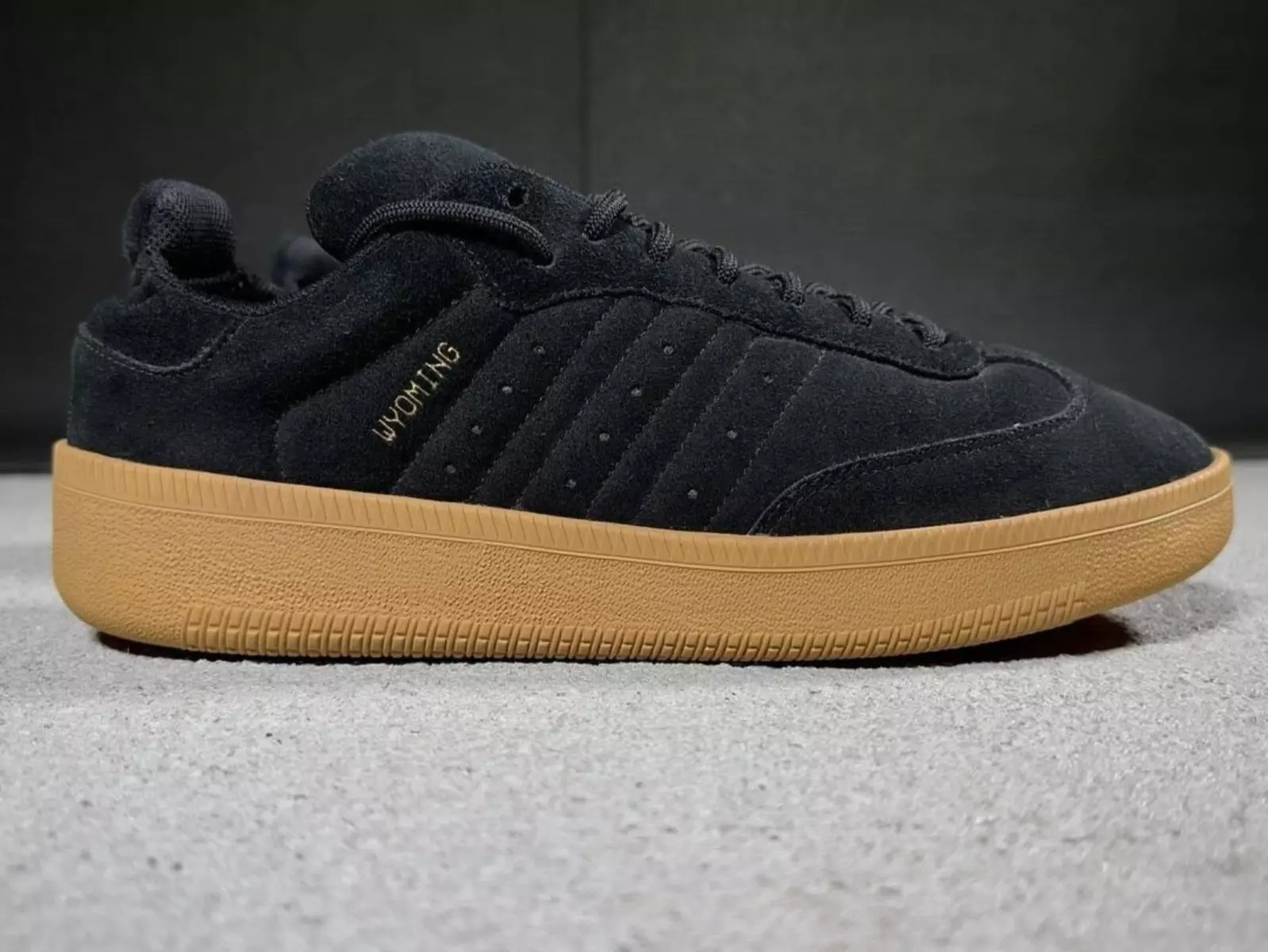 adidas YEEZY 150 Samba 樣品鞋曝光，黑魂麂皮細節比 OG 版本更香！