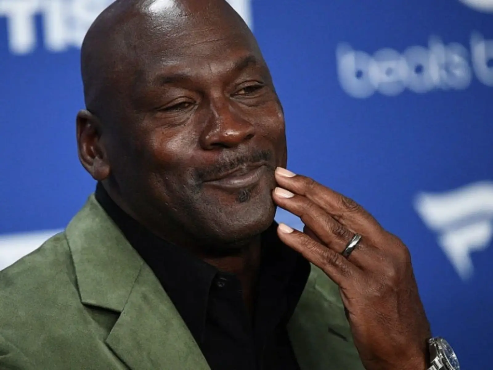 NBA／麥可喬丹 Michael Jordan 現身義大利街頭，群眾認出狂學羊叫暗示他是「GOAT」！