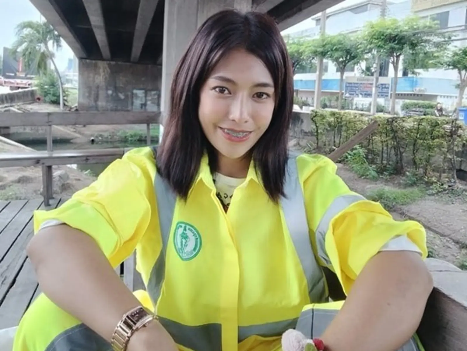 泰國最美清潔工化妝、做美甲清理街道，夜晚化身性感女王反差形象爆紅！【野生抓正妹】