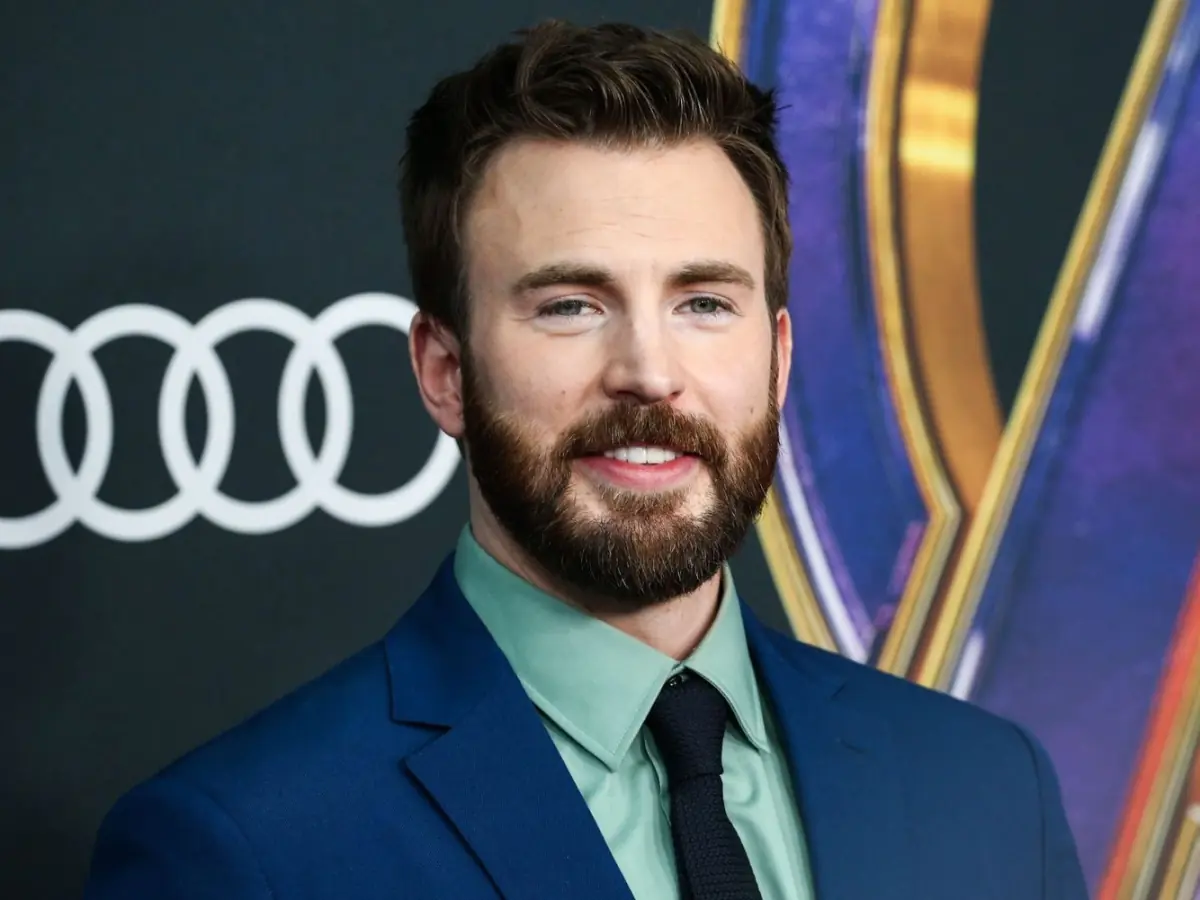 克里斯伊凡 Chris Evans 遭麥克風嘟臉，瞬間上演親熱畫面引網嗨：「看完懷孕！」