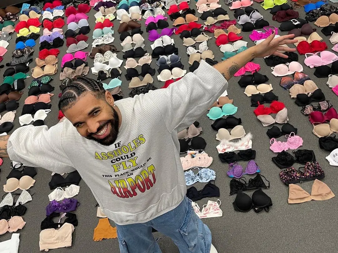 Drake 曬出粉絲私密衣物認證照！一字排開超壯觀引網笑：「是圖書館嗎？」