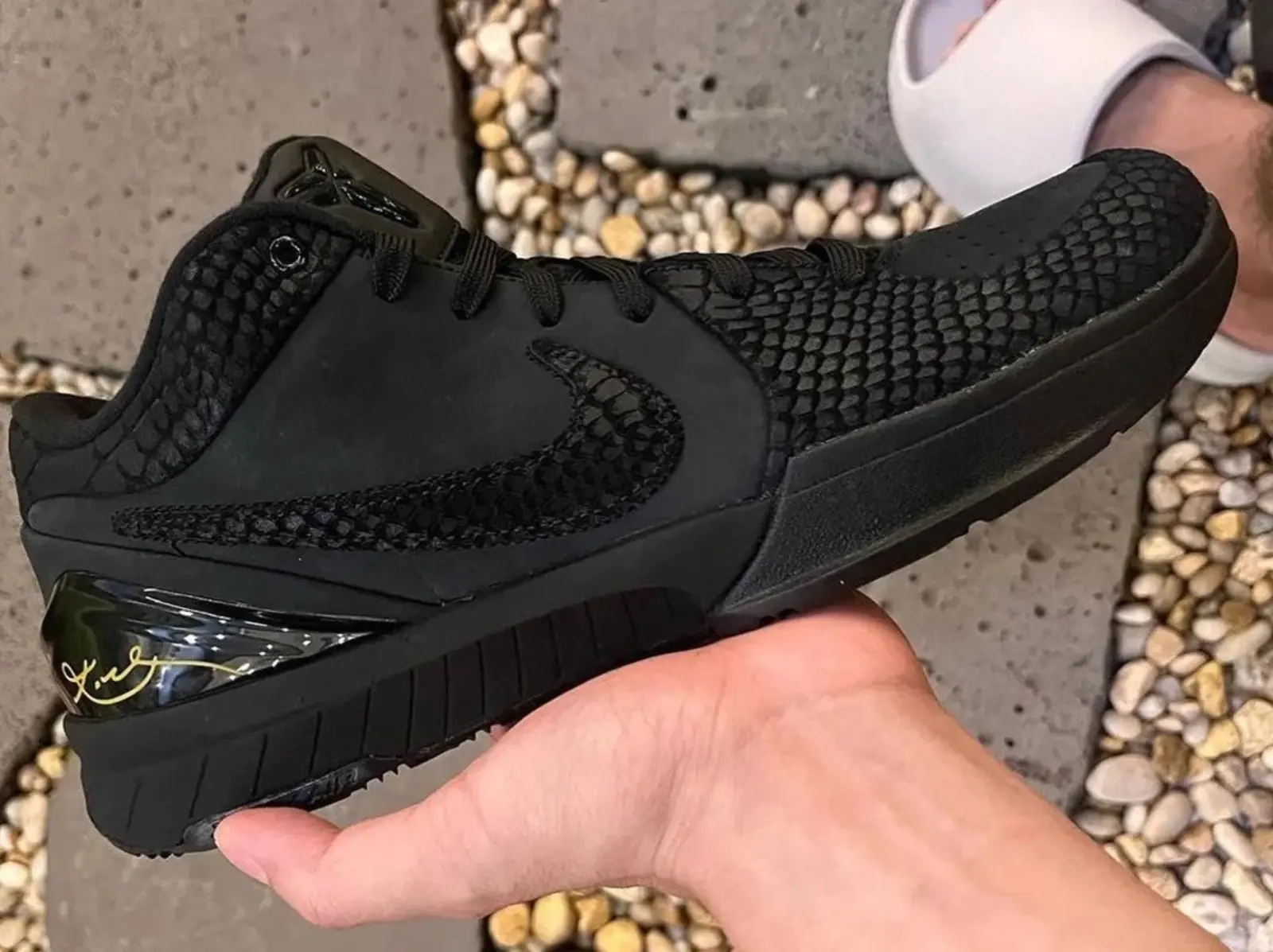 Nike Kobe 4 Protro「Black Mamba」配色搶先曝光，黑曼巴蛇鱗真的帥慘！