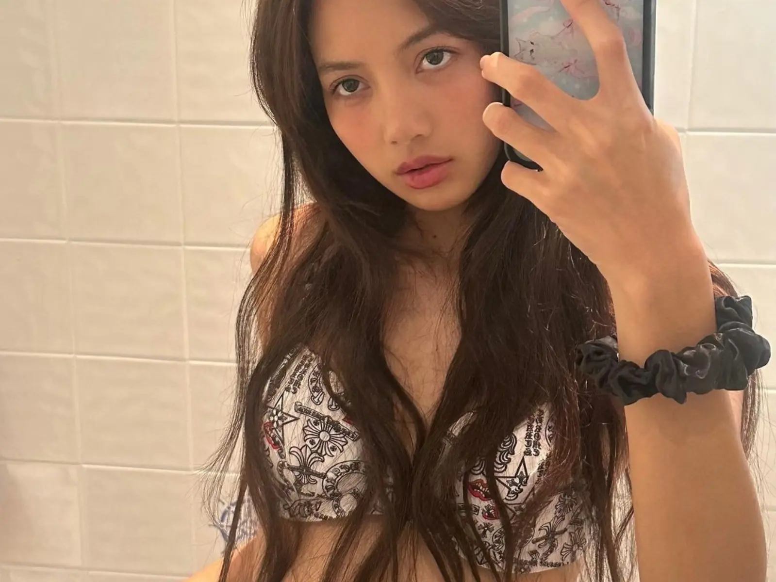 BLACKPINK Lisa 宣布將出演法國大尺度名秀「瘋馬秀」，讓不少粉絲們崩潰揚言要脫粉！
